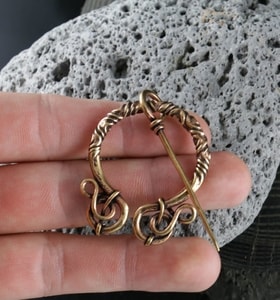 BROCHE PENANNULAR - BRONZE - OBJETS EN BRONZE{% if kategorie.adresa_nazvy[0] != zbozi.kategorie.nazev %} - BIJOUTERIE{% endif %}