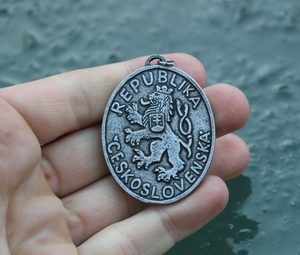 COAT OF ARMS OF THE CZECHOSLOVAK BORDER COLUMN - PENDANT - ALL PENDANTS, OUR PRODUCTION{% if kategorie.adresa_nazvy[0] != zbozi.kategorie.nazev %} - JEWELLERY - BRONZE, ZINC{% endif %}