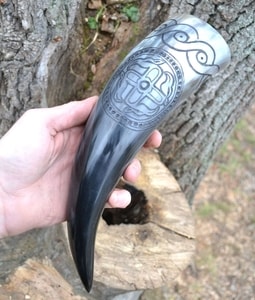 CARVED DRINKING HORN, SLAVIC SWASTIKA - CORNES À BOIRE{% if kategorie.adresa_nazvy[0] != zbozi.kategorie.nazev %} - CORNES{% endif %}