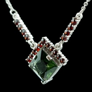 ETAIN, SILVER NECKLACE, MOLDAVITE, GARNET - MOLDAVITES, CZECH{% if kategorie.adresa_nazvy[0] != zbozi.kategorie.nazev %} - SILVER JEWELLERY{% endif %}