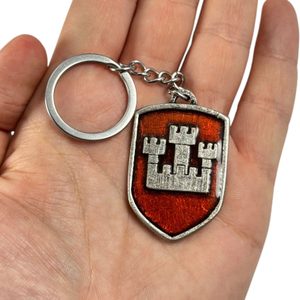 PRAGUE, porte-clés, armoiries médiévales dans un bouclier, XIVe siècle, zinc, émail