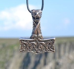 MJÖLLNIR, LE STYLE D'OSEBERG, EN NORVÈGE, BRONZE - OBJETS EN BRONZE{% if kategorie.adresa_nazvy[0] != zbozi.kategorie.nazev %} - BIJOUTERIE{% endif %}