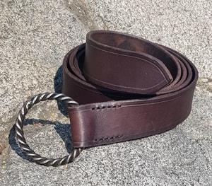 CORENTIN, CEINTURE EN CUIR AVEC BOUCLE FORGÉE - CEINTURES EN CUIR{% if kategorie.adresa_nazvy[0] != zbozi.kategorie.nazev %} - CUIR : PRODUITS ET OUTILS{% endif %}