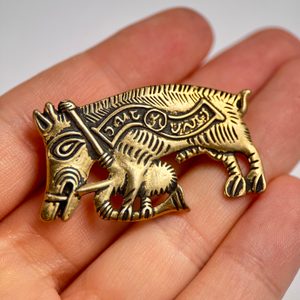cochon cornemuseur - Broche médiévale en bronze