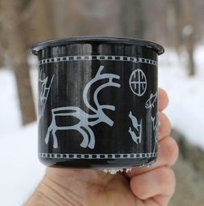 SÁMI SÁPMI MUG ÉMAILLÉ LAPONIE - TASSES, VERRES, OREILLERS{% if kategorie.adresa_nazvy[0] != zbozi.kategorie.nazev %} - DÉCORATIONS D'INTÉRIEUR{% endif %}