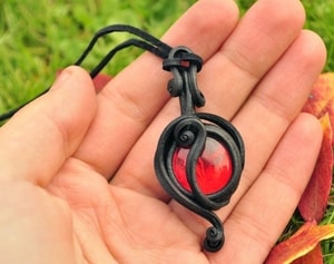 GLASS PENDANT RED - PIERRES ET FANTASY{% if kategorie.adresa_nazvy[0] != zbozi.kategorie.nazev %} - BIJOUTERIE{% endif %}