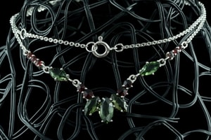 LUCRETIA, SILVER NECKLACE, MOLDAVITE, GARNET - MOLDAVITES, CZECH{% if kategorie.adresa_nazvy[0] != zbozi.kategorie.nazev %} - SILVER JEWELLERY{% endif %}