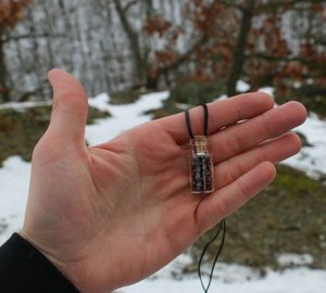 GARNET, GLASS BOTTLE, LEATHER CORD - FANTASY JEWELS{% if kategorie.adresa_nazvy[0] != zbozi.kategorie.nazev %} - JEWELLERY - BRONZE, ZINC{% endif %}