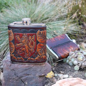 BOHEMIA, HIP FLASK HAND CARVED - FLASQUES ET GOURDES EN CUIR{% if kategorie.adresa_nazvy[0] != zbozi.kategorie.nazev %} - CUIR : PRODUITS ET OUTILS{% endif %}