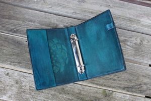 LEATHER NOTEPAD COVER WITH MANDALA - PRODUITS EN CUIR, ET MATÉRIEL DE CALIGRAPHIE{% if kategorie.adresa_nazvy[0] != zbozi.kategorie.nazev %} - CUIR : PRODUITS ET OUTILS{% endif %}