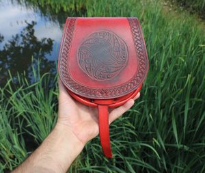 VENDEL, VIKING LEDERTASCHE , ROT - TASCHEN{% if kategorie.adresa_nazvy[0] != zbozi.kategorie.nazev %} - LEDERPRODUKTE{% endif %}