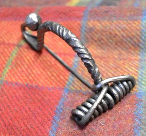 HAND FORGED CELTIC FIBULA WOTH A BALL - KOSTÜM SCHNALLEN, SCHMUCK GESCHMIEDET{% if kategorie.adresa_nazvy[0] != zbozi.kategorie.nazev %} - SCHMIEDEARBEITEN, MINTAGE{% endif %}