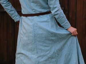 MEDIEVAL WOMEN'S CLOTHING - plain woman 2nd half of the 14th century
