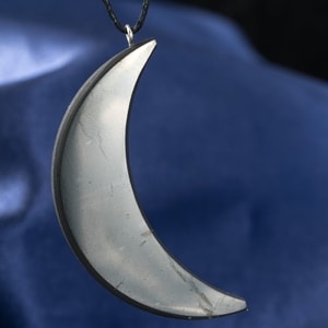 SHUNGITE, COLLIER, LUNA AMULETTE - SHUNGITE{% if kategorie.adresa_nazvy[0] != zbozi.kategorie.nazev %} - MINÉRAUX, FOSSILES{% endif %}