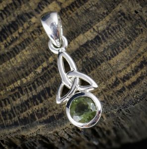 TRIQUETRA, CELTIC PENDANT - MOLDAVIT, SILVER - MOLDAVITES, CZECH{% if kategorie.adresa_nazvy[0] != zbozi.kategorie.nazev %} - SILVER JEWELLERY{% endif %}