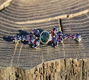 NUADA, SILVER BROOCH, MOLDAVITE, GARNET - MOLDAVITES, CZECH{% if kategorie.adresa_nazvy[0] != zbozi.kategorie.nazev %} - SILVER JEWELLERY{% endif %}