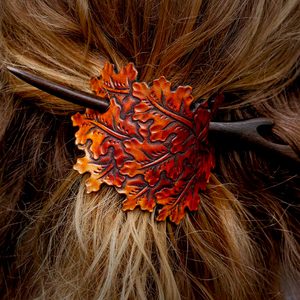 OAK LEAF, LEATHER HAIR BROOCH - HAIR CLIPS, ACCESSORIES, JEWELLERY{% if kategorie.adresa_nazvy[0] != zbozi.kategorie.nazev %} - LEATHER PRODUCTS{% endif %}