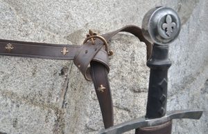 LEATHER SCABBARD FOR ONE HANDED SWORDS, FLEUR DE LIS - SWORD ACCESSORIES, SCABBARDS{% if kategorie.adresa_nazvy[0] != zbozi.kategorie.nazev %} - WEAPONS - SWORDS, AXES, KNIVES{% endif %}