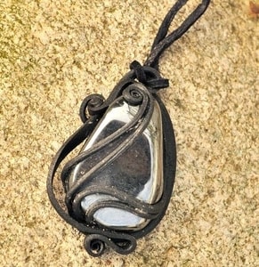 HEMATITE- PENDANT - BIG STONE - PIERRES ET FANTASY{% if kategorie.adresa_nazvy[0] != zbozi.kategorie.nazev %} - BIJOUTERIE{% endif %}