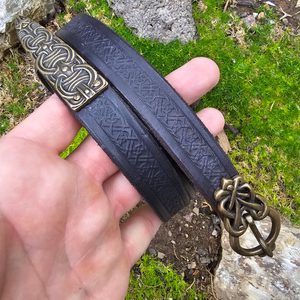 BORRE CEINTURE VIKING DÉCORÉE, NOIRE, LAITON VIEILLI - CEINTURES EN CUIR{% if kategorie.adresa_nazvy[0] != zbozi.kategorie.nazev %} - CUIR : PRODUITS ET OUTILS{% endif %}