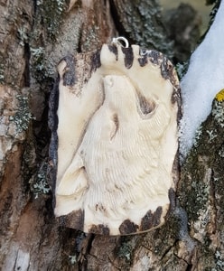 HOWLING WOLF, CARVED ANTLER PENDANT - ANIMAL PENDANTS{% if kategorie.adresa_nazvy[0] != zbozi.kategorie.nazev %} - JEWELLERY - BRONZE, ZINC{% endif %}