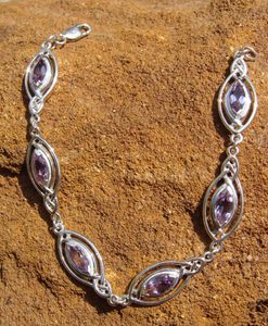 KNOTTED SILVER BANGLE DE LUXE WITH AMETHYSTS, AG 925 - ARMBÄNDER{% if kategorie.adresa_nazvy[0] != zbozi.kategorie.nazev %} - SILBER SCHMUCKSTÜCKE{% endif %}