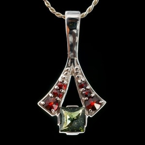 OCTAVIA, MOLDAVITE, GARNET, SILVER PENDANT - MOLDAVITES, CZECH{% if kategorie.adresa_nazvy[0] != zbozi.kategorie.nazev %} - SILVER JEWELLERY{% endif %}