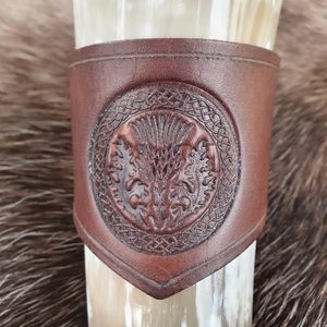 SCOTTISH THISTLE, LEATHER HORN HOLDER, BROWN - DRINKING HORNS{% if kategorie.adresa_nazvy[0] != zbozi.kategorie.nazev %} - HORN PRODUCTS{% endif %}