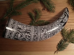 ENGRAVED DRINKING HORN WITH PRE-VIKING MOTIFS, 0.3 L - TRINKHÖRNER{% if kategorie.adresa_nazvy[0] != zbozi.kategorie.nazev %} - HORNPRODUKTE{% endif %}