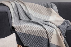 GREY, BONE & WHITE LARGE BLOCK THROW, CASHMERE, LAMBSWOOL - COUVERTURES ET CHÂLES EN LAINE D'IRLANDE{% if kategorie.adresa_nazvy[0] != zbozi.kategorie.nazev %} - PRODUITS EN LAINE{% endif %}