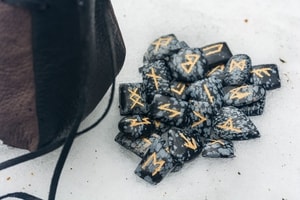 ELDER FUTHARK RUNE SET - SNOWFLAKE OBSIDIAN - RUNES{% if kategorie.adresa_nazvy[0] != zbozi.kategorie.nazev %} - MAGIC{% endif %}