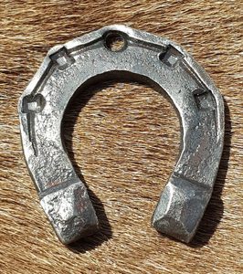 SMALL HORSESHOE LUCKY CHARM - FORGED PRODUCTS{% if kategorie.adresa_nazvy[0] != zbozi.kategorie.nazev %} - SMITHY WORKS, COINS{% endif %}