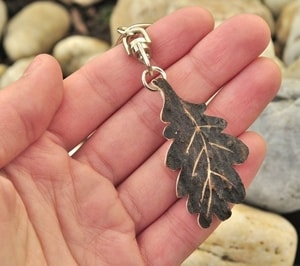 CARVED OAK LEAF KEYCHAIN, ANTLER - VIKING PENDANTS{% if kategorie.adresa_nazvy[0] != zbozi.kategorie.nazev %} - JEWELLERY - BRONZE, ZINC{% endif %}