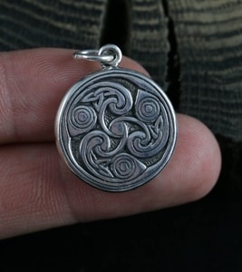 IRISH SPIRALS - TRISKELE, BOOK OF KELLS, SILVER PENDANT - MYSTICA SILVER COLLECTION - PENDANTS{% if kategorie.adresa_nazvy[0] != zbozi.kategorie.nazev %} - SILVER JEWELLERY{% endif %}