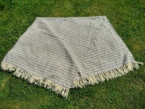 NUALLÁN, WOOLEN THROW, HAND WEAVING - HAND WEAVING{% if kategorie.adresa_nazvy[0] != zbozi.kategorie.nazev %} - WOOLEN PRODUCTS, IRELAND{% endif %}