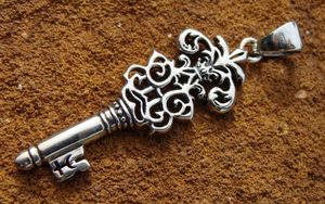 KEY OF KNOWLEDGE SILVER JEWEL - DPT - 481 - PENDENTIFS{% if kategorie.adresa_nazvy[0] != zbozi.kategorie.nazev %} - BIJOUX EN ARGENT{% endif %}