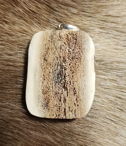 LOUP, PENDENTIF EN BOIS SCULPTÉ - BIJOUX ANIMALIERS{% if kategorie.adresa_nazvy[0] != zbozi.kategorie.nazev %} - BIJOUTERIE{% endif %}