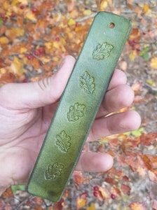 LEATHER BOOKMARK WITH LEAFS, GREEN - PRODUITS EN CUIR, ET MATÉRIEL DE CALIGRAPHIE{% if kategorie.adresa_nazvy[0] != zbozi.kategorie.nazev %} - CUIR : PRODUITS ET OUTILS{% endif %}