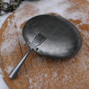 POÊLE DE PLEIN AIR 23 CM AVEC MANCHE DE FOURCHE, SYSTÈME PERUNIKA POUR BUSHCRAFT - BUSHCRAFT{% if kategorie.adresa_nazvy[0] != zbozi.kategorie.nazev %} - BUSHCRAFT, RECONSTITUTION, ACCESSOIRE{% endif %}