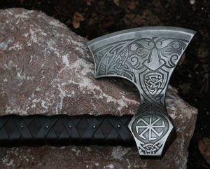AXE OF PERUN, ETCHED WITH LEATHER - AXES, POLEWEAPONS{% if kategorie.adresa_nazvy[0] != zbozi.kategorie.nazev %} - WEAPONS - SWORDS, AXES, KNIVES{% endif %}