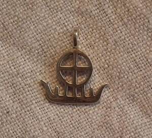 SUN BOAT, pendentif en bronze