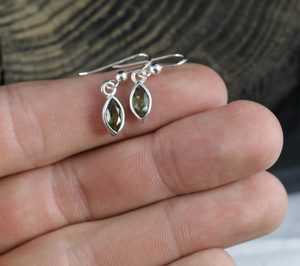 CAIRA, EARRINGS, FACETED MOLDAVITE, SILVER - MOLDAVITES, CZECH{% if kategorie.adresa_nazvy[0] != zbozi.kategorie.nazev %} - SILVER JEWELLERY{% endif %}