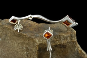 WARTA, BOUCLES D'OREILLES EN AMBRE, ARGENT - BOUCLES D'OREILLES - BIJOUX HISTORIQUE{% if kategorie.adresa_nazvy[0] != zbozi.kategorie.nazev %} - BIJOUX EN ARGENT{% endif %}