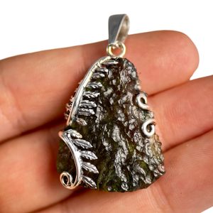 Fougère, pendentif en argent avec MOLDAVITE