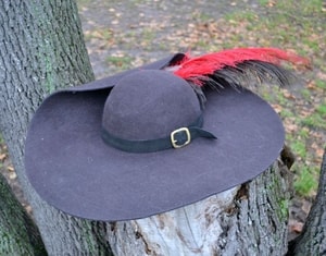 MUSKETEER ROUND HAT - KOPFBEDECKUNG{% if kategorie.adresa_nazvy[0] != zbozi.kategorie.nazev %} - SCHUHE, KLEIDUNG{% endif %}