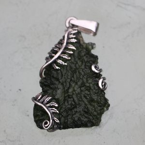 FERN, SILVER PENDANT WITH MOLDAVITE - MOLDAVITES, CZECH{% if kategorie.adresa_nazvy[0] != zbozi.kategorie.nazev %} - SILVER JEWELLERY{% endif %}