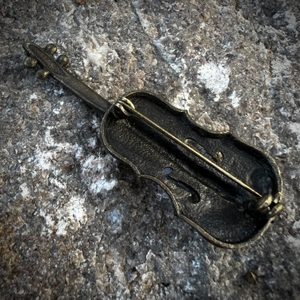VIOLIN, costume brooch