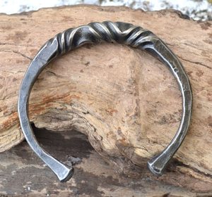 FORGED IRON BRACELET, TWISTED - GEHÄMMERTE PRODUKTE{% if kategorie.adresa_nazvy[0] != zbozi.kategorie.nazev %} - SCHMIEDEARBEITEN, MINTAGE{% endif %}