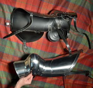 Armure de jambe personnalisée - poleyns et cuisses, polis, 1.5 mm