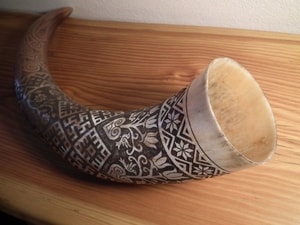 SLAVIC EMBROIDERY II, ENGRAVED DRINKING HORN, 0.9 L - TRINKHÖRNER{% if kategorie.adresa_nazvy[0] != zbozi.kategorie.nazev %} - HORNPRODUKTE{% endif %}